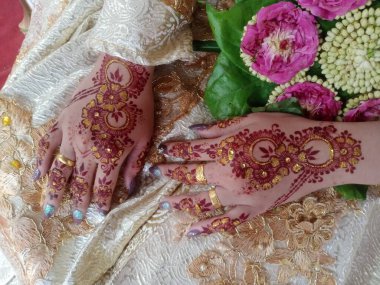 Arka planda ipek kumaş kumaşlı güzel bir kadın eli.