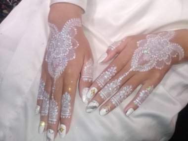 Güzel çiçek desenli beyaz ve bej bir gelin eli.