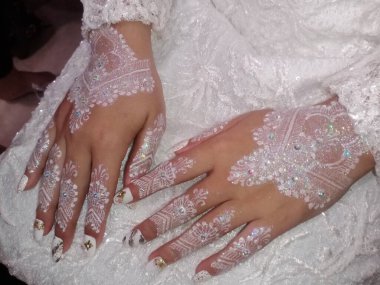 Alyanslar beyaz arkaplanda