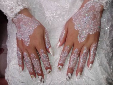 Bir kadının karnında bir el..