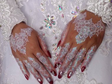 Düğün günü. Bir buket çiçeği tutan eller. Güzel kadın. güzellik konsepti