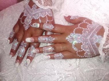 Gelin şeklinde alyansları olan eller..