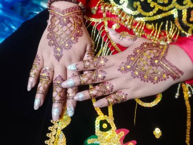 Farklı renklerde geleneksel sarili bir kadın.