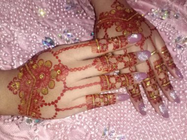 Kumaş desenli bir kadın elinin yakınına.