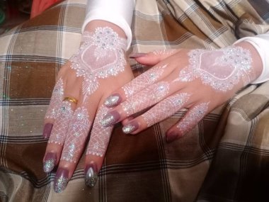 Beyaz bir alyans tutan bir kadının ellerini kapat.