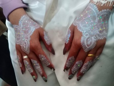 Alyanslar beyaz arkaplanda