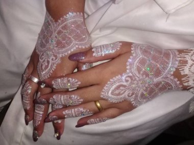 Beyaz bir arka planda dövmesi olan bir kadının ellerini kapat.