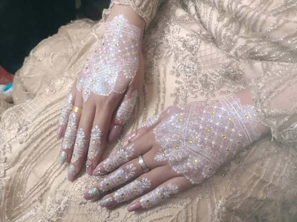 Primer Plano Una Mano Femenina Con Anillos Boda — Foto de Stock