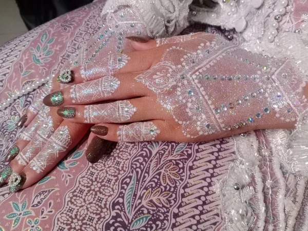 Alyansları olan bir kadının ellerini kapat.