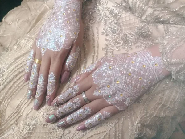 Güzel alyanslar dişilerin elinde