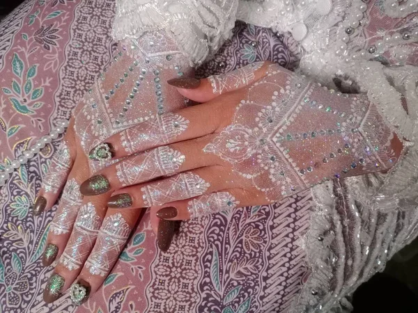 Anéis Casamento Umas Mãos Femininas — Fotografia de Stock