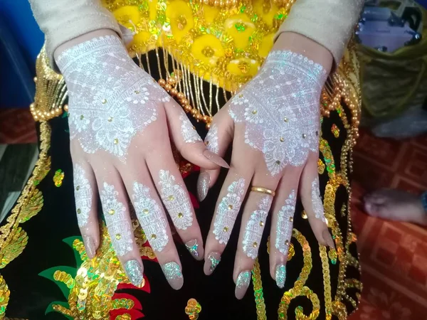 Ceremonia Ślubna Rękach Kobiety — Zdjęcie stockowe