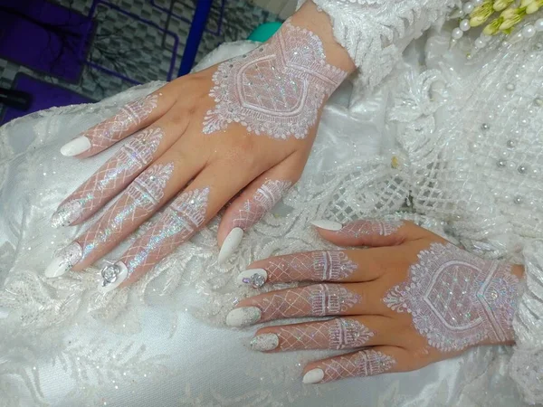 Alyanslar beyaz arkaplanda