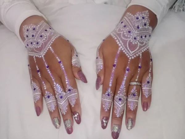 Nahaufnahme Von Frauenhänden Mit Henna Nägeln — Stockfoto