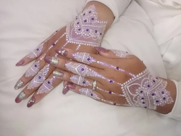 Close Van Vrouwelijke Handen Met Henna Nagels — Stockfoto