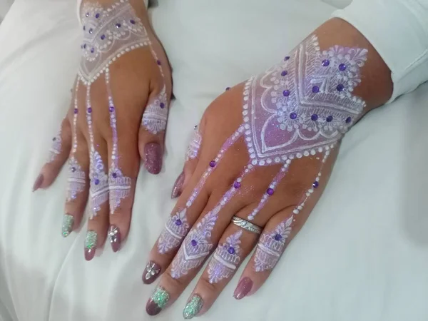 Mulher Bonita Com Mãos Henna — Fotografia de Stock