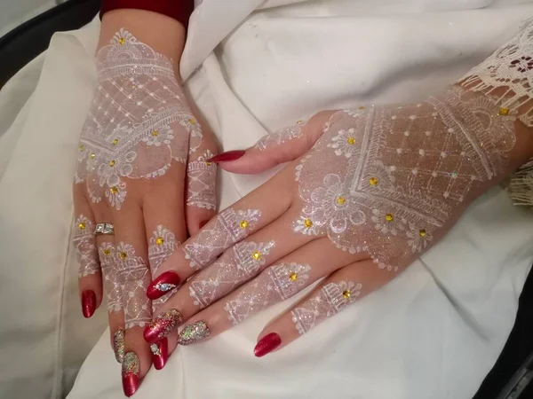 Gelinin düğün törenine el çizimi ile yaklaşın.