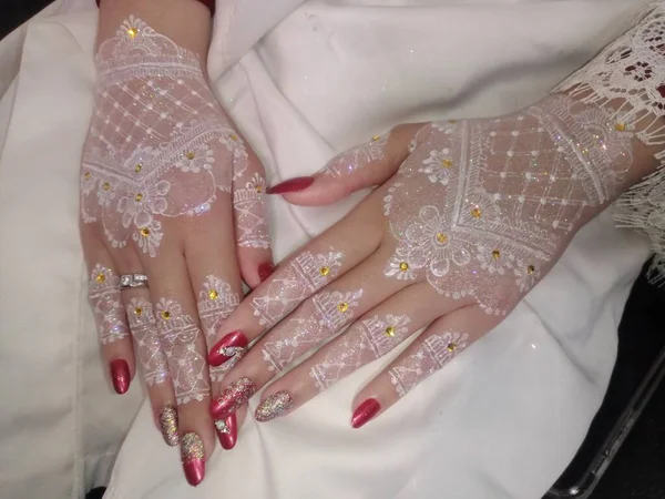 Düğün gününde genç ve güzel bir çiftin elleri