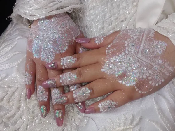Mooie Vrouwelijke Handen Met Witte Bruiloft Bloemen — Stockfoto
