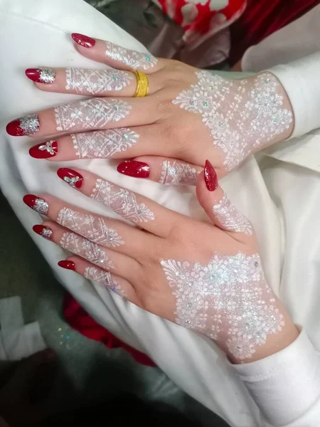 Close Vista Mãos Femininas Segurando Bela Manicure Com Rendas Henna — Fotografia de Stock