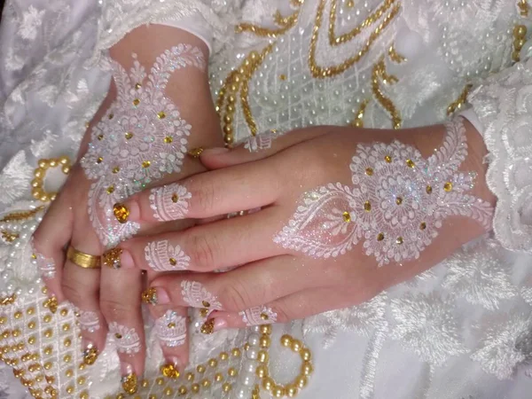 Trouwjurk Met Witte Bloem Handen Met Een Mooie Textuur — Stockfoto