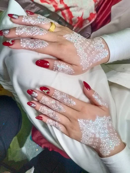 Manos Mujer Hermosa Con Manicura Roja Flores —  Fotos de Stock