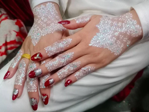 Mooie Jonge Sierlijke Vrouw Handen Met Een Rode Manicure Haar — Stockfoto