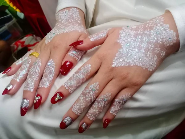 Manikürlü güzel kadın elleri