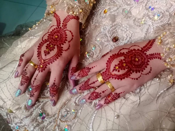 Renkli tüyleri olan bir kadın ve gelinine yakın durun.