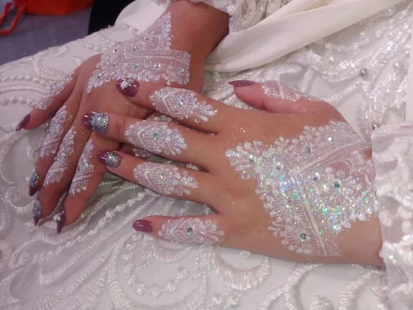 Руки Невесты Свадебном Платье Крупный План — стоковое фото