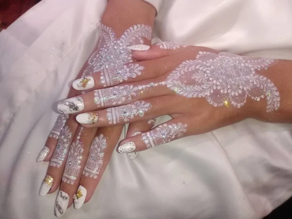 Dia Casamento Renda Branca Com Uma Mão Uma Noiva — Fotografia de Stock