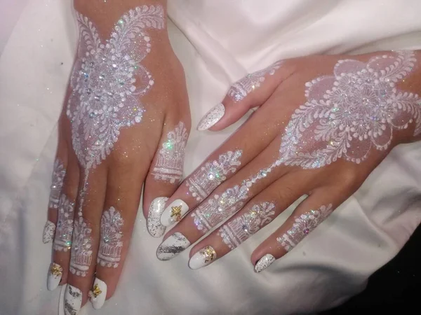 Anéis Casamento Brancos Dourados Nas Mãos Mulher Estúdio — Fotografia de Stock