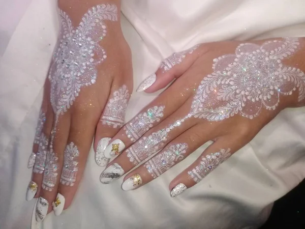 Hermosa Pareja Boda Con Manicura Nupcial Mano Sosteniendo Una Flor — Foto de Stock