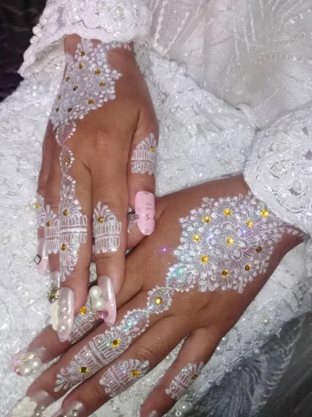 Hermosa Mano Femenina Zapatos Novia Sus Manos Con Flores Blancas — Foto de Stock