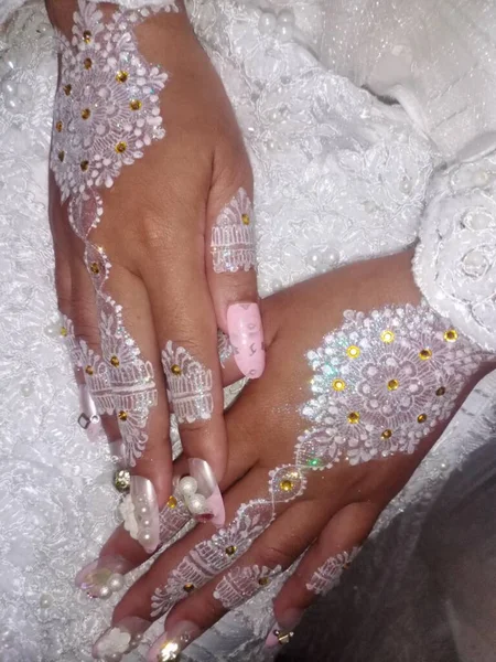 Jegygyűrűk Menyasszony Vőlegény Kezén Fehér Alapon — Stock Fotó