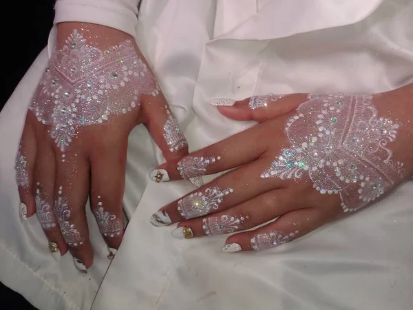 Руки Невесты Белым Свадебным Букетом — стоковое фото