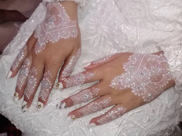 Mãos Renda Branca Dia Casamento Dela Perto — Fotografia de Stock