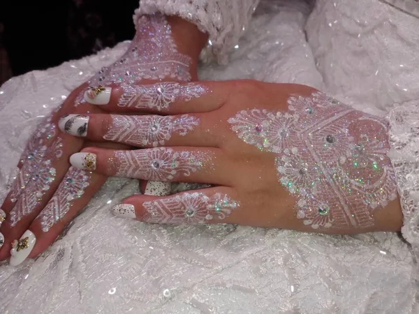 Beyaz manikür tutan kadın elleri. yakın plan.