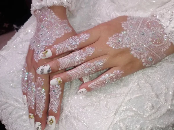 女性手上的结婚戒指 — 图库照片