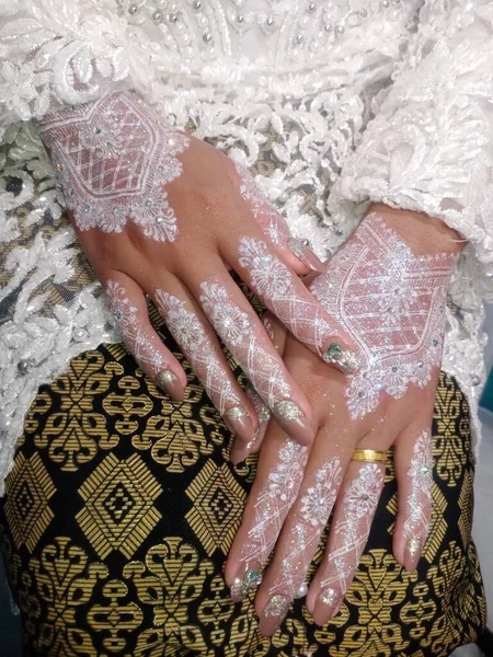 Anéis Casamento Mão Mulher Bonita Vestido Com Mãos Femininas — Fotografia de Stock