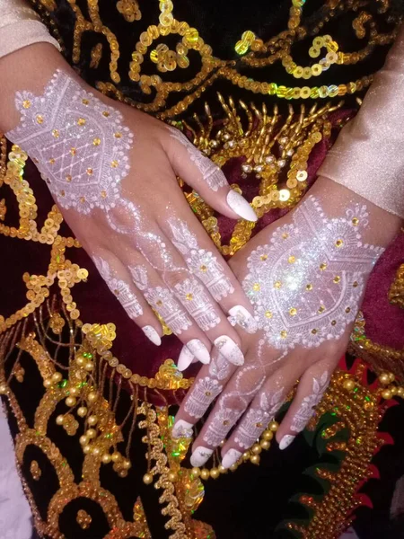 Henna Eine Hand Auf Dem Bauch Einer Frau — Stockfoto