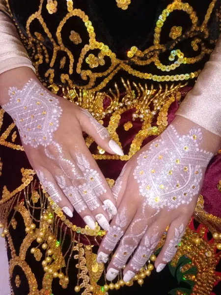 Henna Uma Mão Barriga Uma Mulher — Fotografia de Stock
