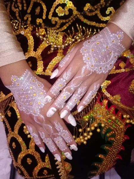 Henna Een Hand Buik Van Een Vrouw — Stockfoto