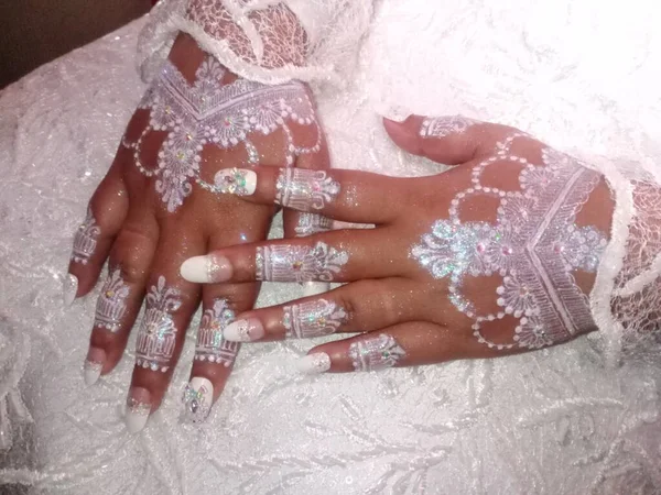 Mãos Uma Mulher Bonita Com Flores Mão Seu Casamento — Fotografia de Stock