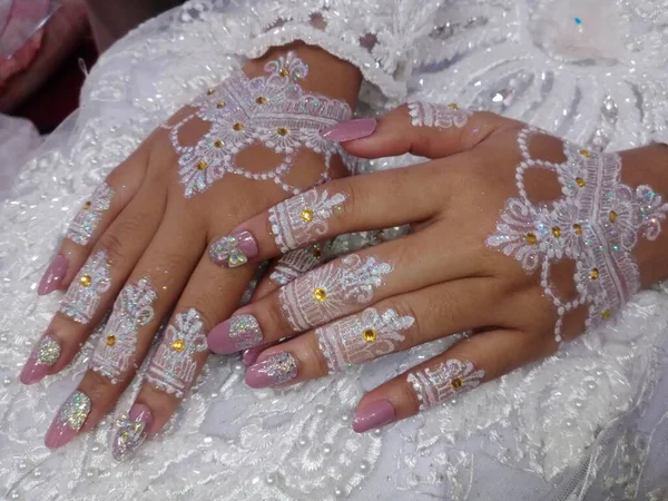 Mãos Femininas Com Bela Manicure Flor — Fotografia de Stock