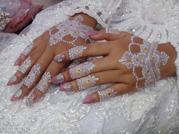 Close Mãos Femininas Vestido Branco Segurando Buquê Rosas Rosa — Fotografia de Stock