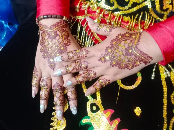 Bunte Henna Masken Den Händen Einer Frau — Stockfoto