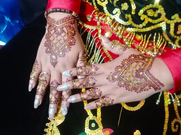 穿着印度传统服装戴着手镯的女人 — 图库照片