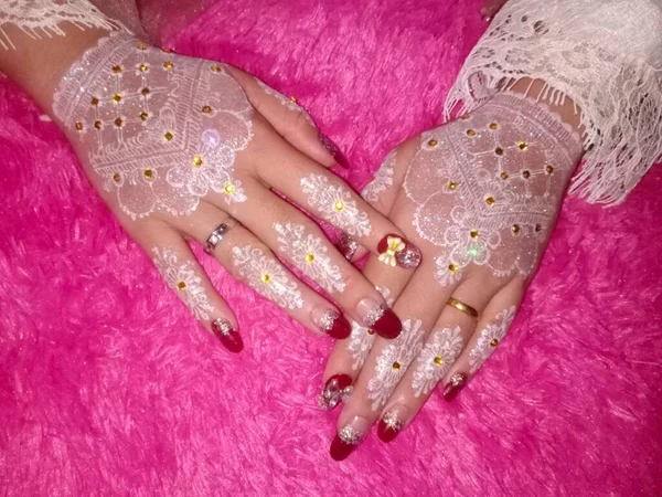 Hermosa Manicura Rosa Con Una Flor —  Fotos de Stock