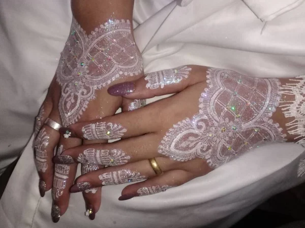Zbliżenie Rąk Kobiety Tatuażem Białym Tle — Zdjęcie stockowe